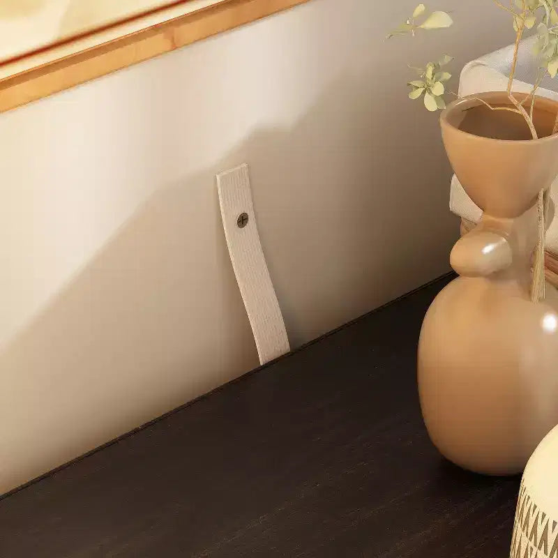 Cassettiera moderna con piedini e maniglie in metallo, 5 cassetti