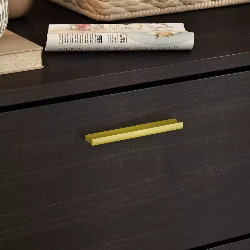 Cassettiera moderna con piedini e maniglie in metallo, 5 cassetti