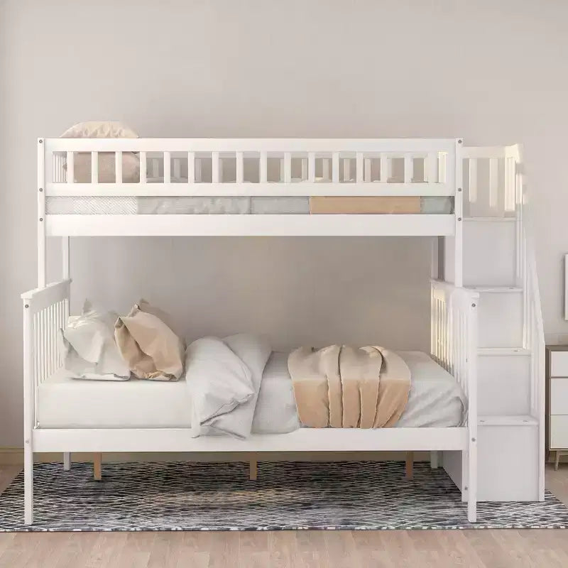 Letto a castello con letto singolo sopra e matrimoniale sotto, scala contenitore