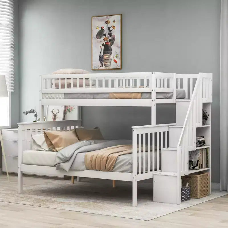 Letto a castello con letto singolo sopra e matrimoniale sotto, scala contenitore