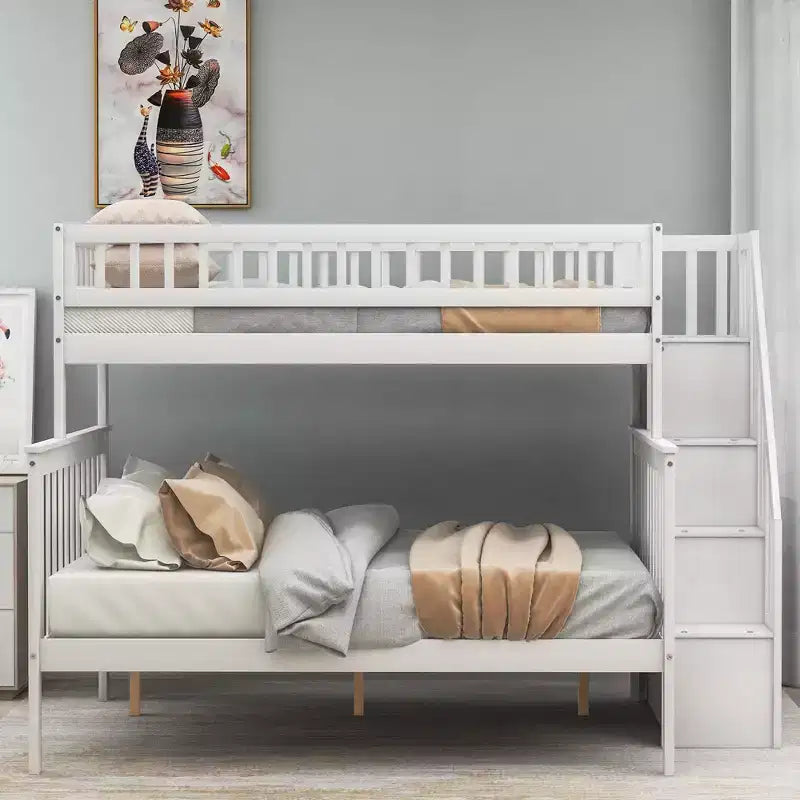 Letto a castello con letto singolo sopra e matrimoniale sotto, scala contenitore