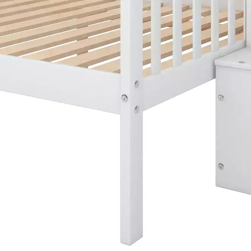 Letto a castello con letto singolo sopra e matrimoniale sotto, scala contenitore