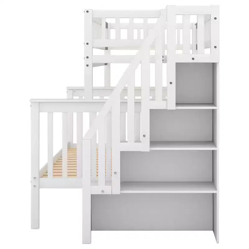 Letto a castello con letto singolo sopra e matrimoniale sotto, scala contenitore