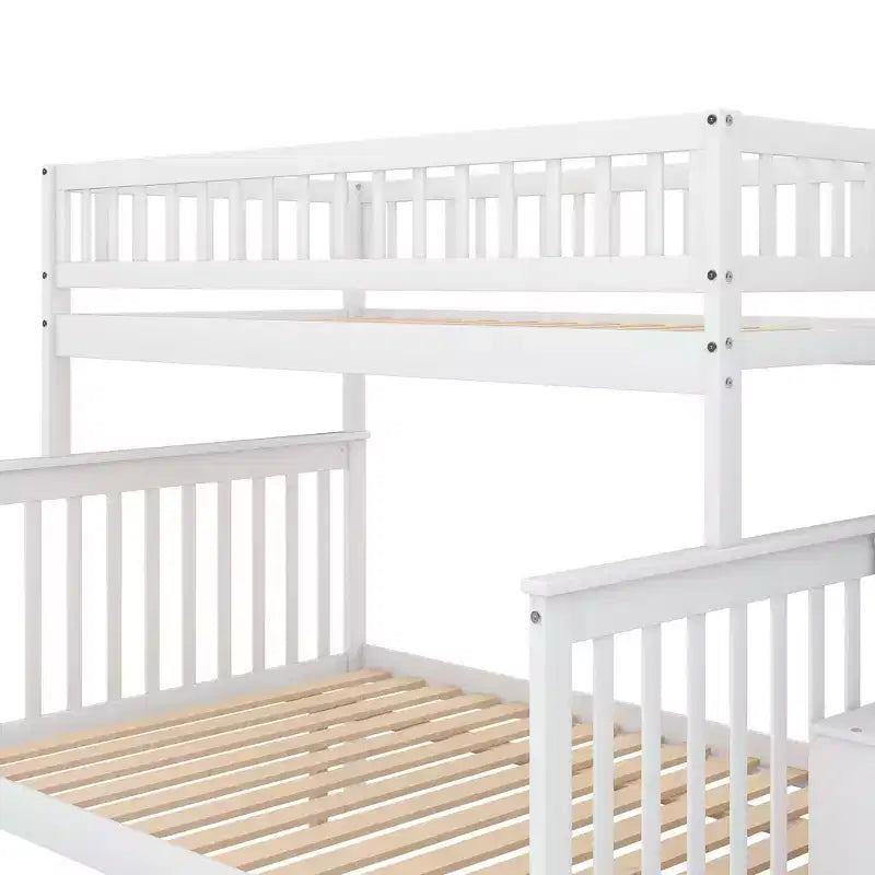 Letto a castello con letto singolo sopra e matrimoniale sotto, scala contenitore