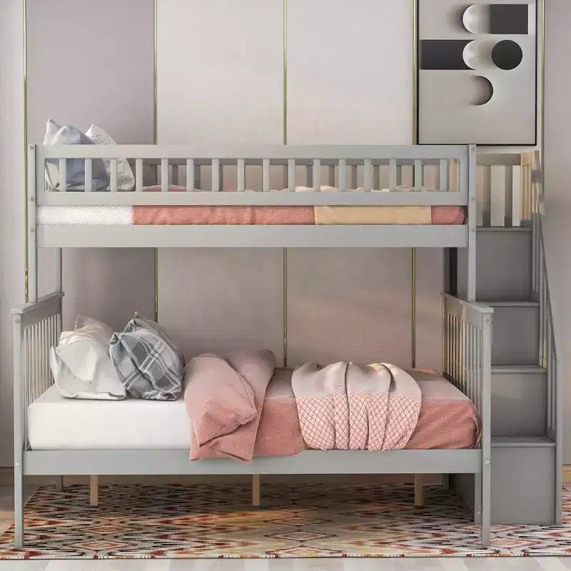 Letto a castello con letto singolo sopra e matrimoniale sotto, scala contenitore