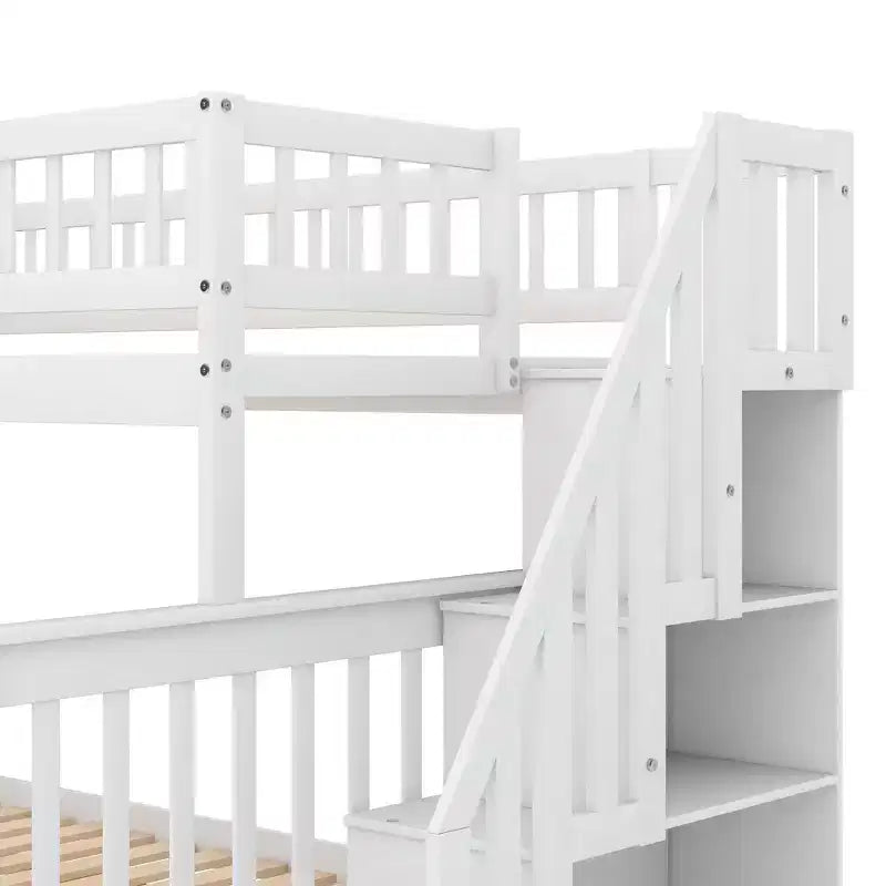 Letto a castello con letto singolo sopra e matrimoniale sotto, scala contenitore