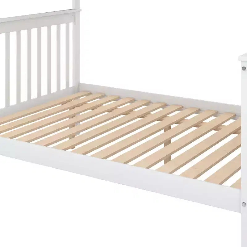 Letto a castello con letto singolo sopra e matrimoniale sotto, scala contenitore