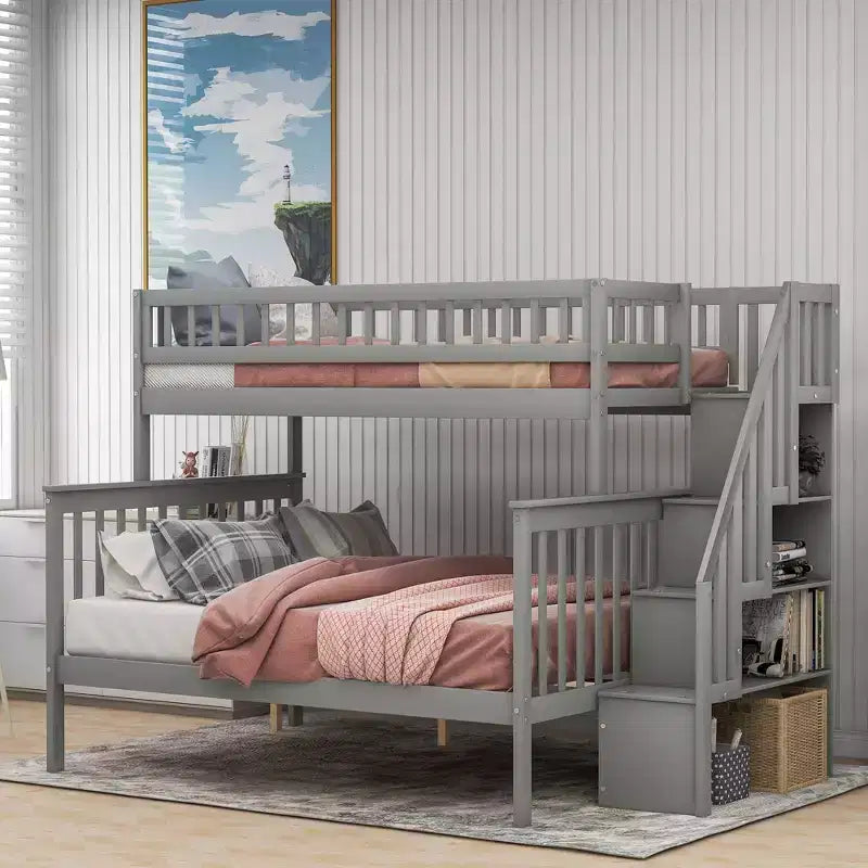 Letto a castello con letto singolo sopra e matrimoniale sotto, scala contenitore