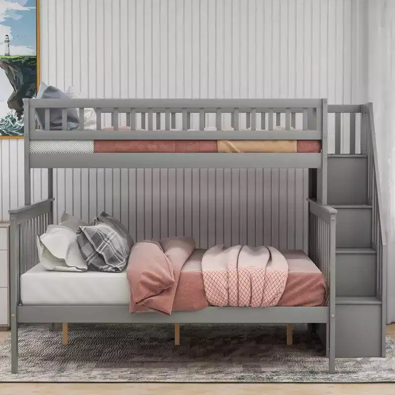 Letto a castello con letto singolo sopra e matrimoniale sotto, scala contenitore