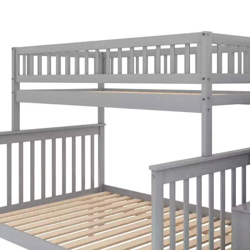 Letto a castello con letto singolo sopra e matrimoniale sotto, scala contenitore