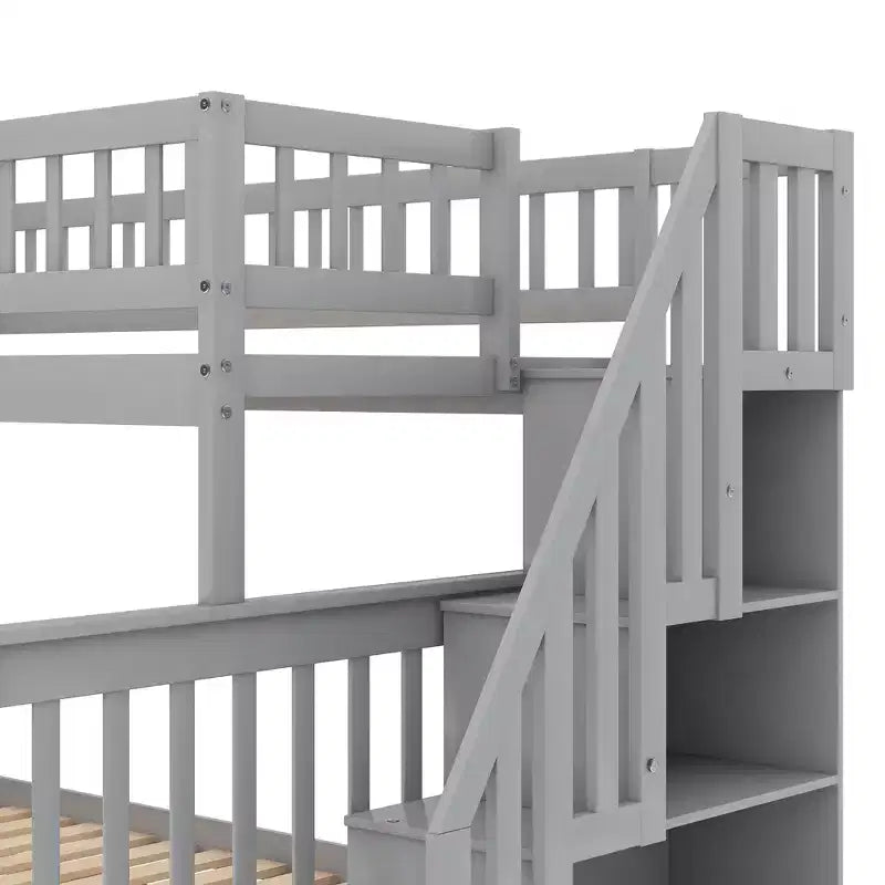 Letto a castello con letto singolo sopra e matrimoniale sotto, scala contenitore