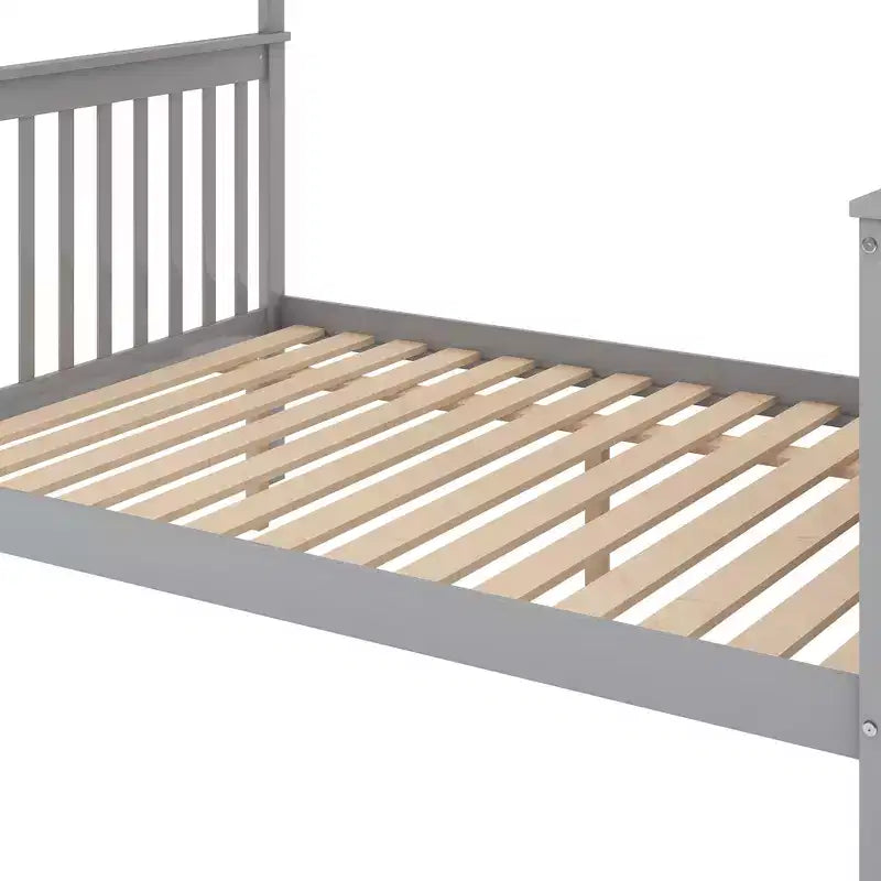 Letto a castello con letto singolo sopra e matrimoniale sotto, scala contenitore