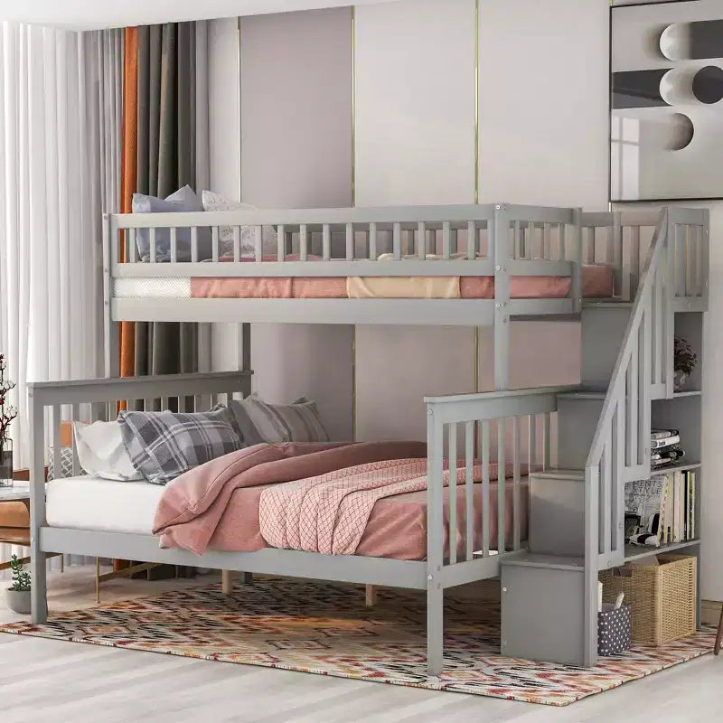 Letto a castello con letto singolo sopra e matrimoniale sotto, scala contenitore